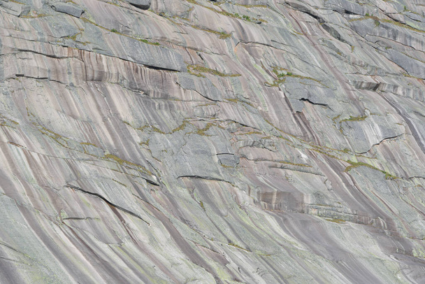 parede de rocha com rachaduras e bordas como fundo, caminhadas de montanha e montanhismo, escalada no topo da montanha
 - Foto, Imagem