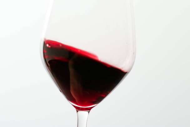 Glas rode wijn bij het proefevenement, concept kwaliteitscontrole en alcoholhoudende dranken - Foto, afbeelding