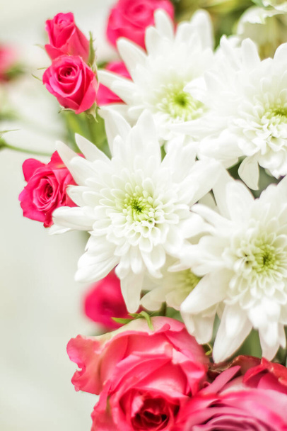 Bouquet de printemps de fleurs en fleurs comme concept cadeau de vacances ou de mariage
 - Photo, image