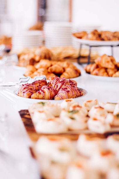 Bufet cukierniczy serwowany na imprezie charytatywnej, słodkie jedzenie i deser nakrycie stołu - Zdjęcie, obraz