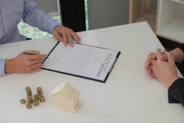 Haciendo un contrato para comprar vivienda Haciendo un préstamo hipotecario Planificación financiera para la compra de vivienda
. - Foto, imagen