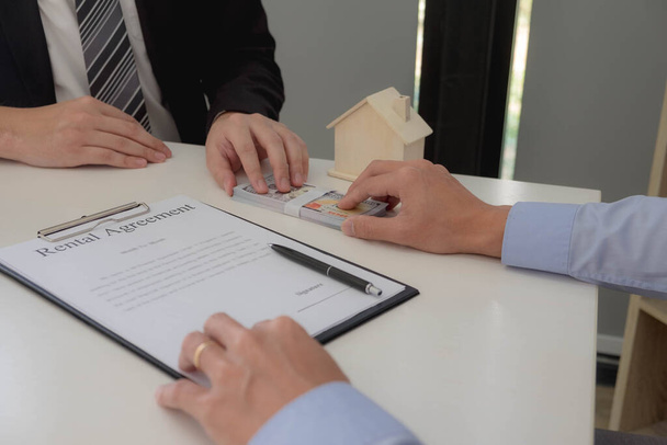 Podpisanie umowy kupna mieszkań Dokonywanie kredytu mieszkaniowego Planowanie finansowe zakupu mieszkań. - Zdjęcie, obraz