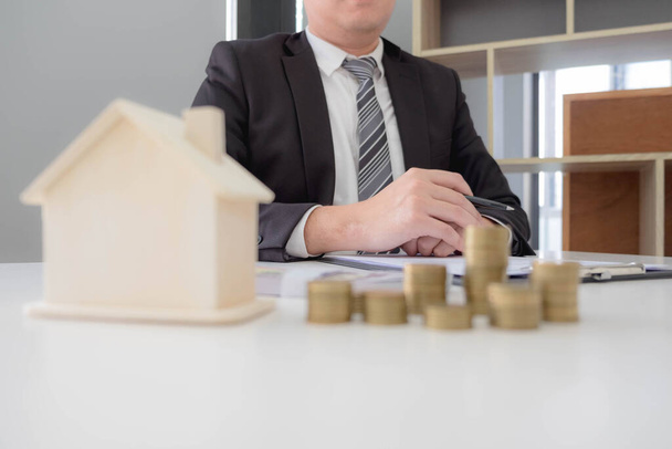 Podpisanie umowy kupna mieszkań Dokonywanie kredytu mieszkaniowego Planowanie finansowe zakupu mieszkań. - Zdjęcie, obraz