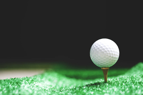 Detailní záběr golfový míček na tee připraven k výstřelu - Fotografie, Obrázek
