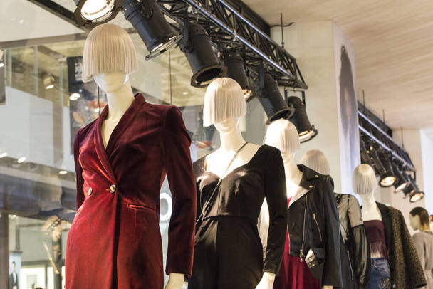 próbababák áll a kirakatban Megjelenítés alkalmi női ruhaüzlet a Mall - Fotó, kép