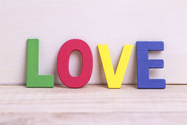 Kaunis väri sanalla LOVE pöydällä Ystävänpäivä tausta
 - Valokuva, kuva