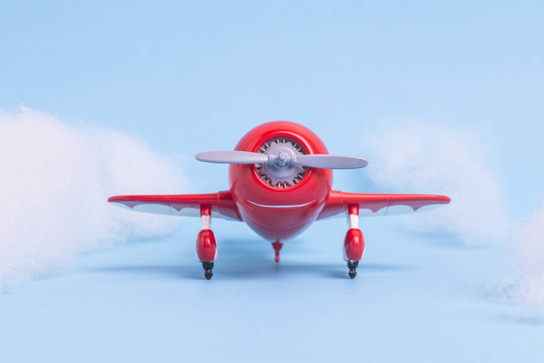 Vliegtuigmodellen Vliegen in de lucht met wolken - Foto, afbeelding