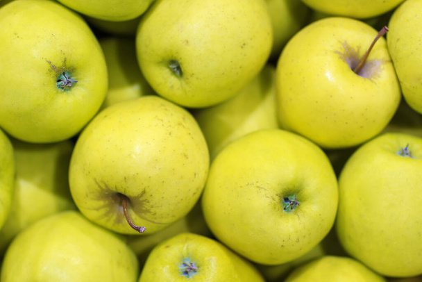 Багато жовтих яблук. Природний стан. Вид зверху як тло
 - Фото, зображення