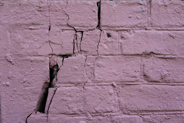 De bakstenen textuur, muur, met scheuren en krassen - Foto, afbeelding