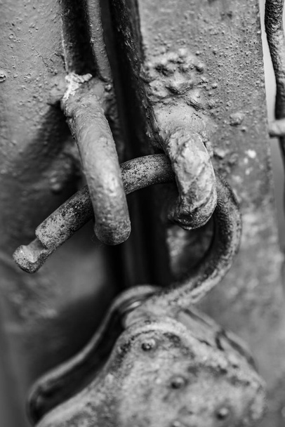 Bloqueio articulado preto e branco, porta de metal fechada
 - Foto, Imagem
