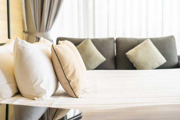 Cuscino bianco confortevole sulla decorazione del letto interno della camera da letto in hotel resort
 - Foto, immagini