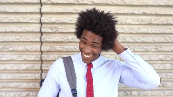 Щасливий чорний чоловік посміхається на відкритому повітрі. Хлопець з афро волоссям
. - Кадри, відео