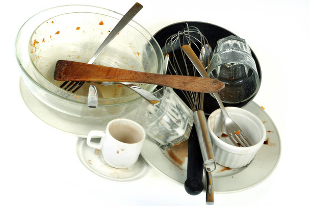 Грязная посуда нагроможден близко на белом фоне
 - Фото, изображение