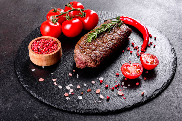 Ribeye steak avec pommes de terre, oignons et tomates cerises. Steak juteux au beurre aromatisé
 - Photo, image