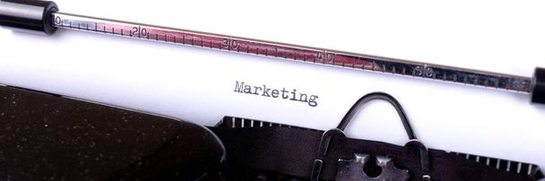 Marketing - napisany na starej czarnej maszynie do pisania - Zdjęcie, obraz