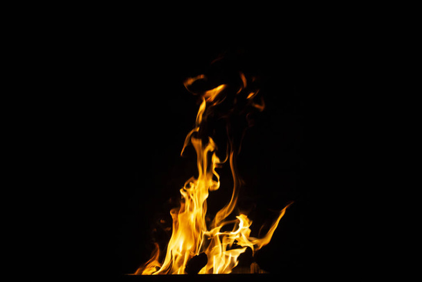 Κίνδυνος φωτιάς σε σκοτεινό φόντο. Φόντο από φωτιά. Πυρκαγιά μοτίβο μπορεί να χρησιμοποιηθεί στο σχεδιασμό - Φωτογραφία, εικόνα