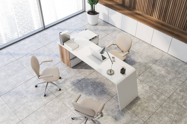 Blick von oben auf das stilvolle Ceo-Büro mit Holzwänden, gefliestem Boden, bequemem Computertisch mit weißen Stühlen für Besucher. Fenster mit verschwommenem Stadtbild. 3D-Darstellung - Foto, Bild