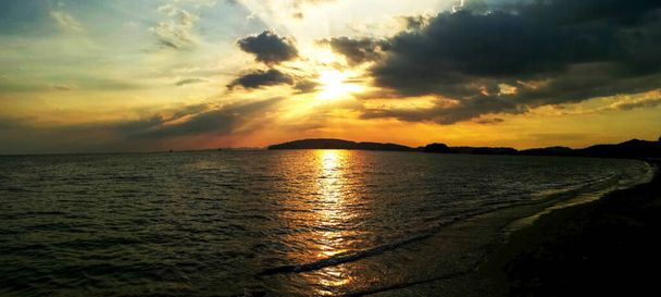 Вид на панораму з заходом сонця на пляж Ао Нанг. Таїланд. - Фото, зображення