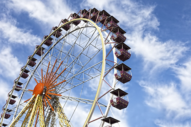 Барвисте колесо на фоні глибокого блакитного неба
 - Фото, зображення