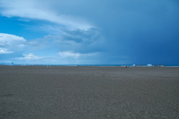 La playa desierta en un frío día de invierno
 - Foto, imagen