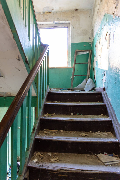 放棄された家の古い汚い荒廃した階段 - 写真・画像