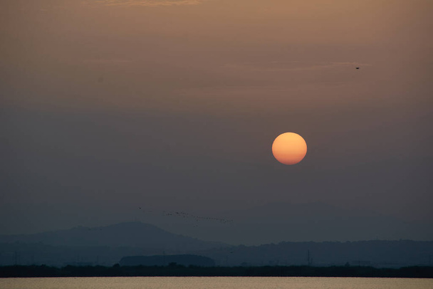 Heijastuksia auringonlaskusta laguunissa, auringonlaskun valot
 - Valokuva, kuva