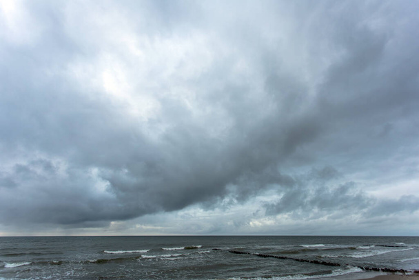 paesaggio di ampia spiaggia sabbiosa in riva al mare freddo con tempo nuvoloso
 - Foto, immagini
