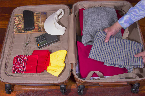 Koffer mit Kleidung und Reisegegenständen - Foto, Bild