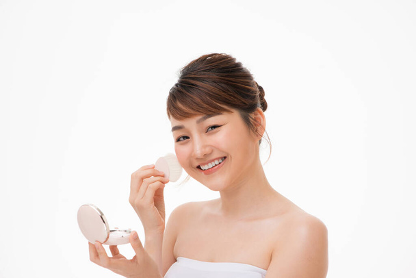 Mujer aplicando polvo cosmético en su cara - Foto, imagen