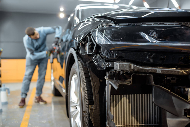 Filming car body at the vehicle service - 写真・画像