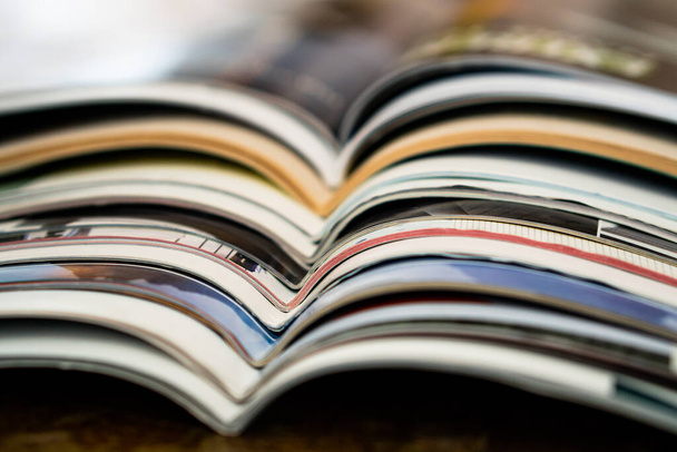 Closeup background of a pile of old magazines with bending pages - Fotoğraf, Görsel