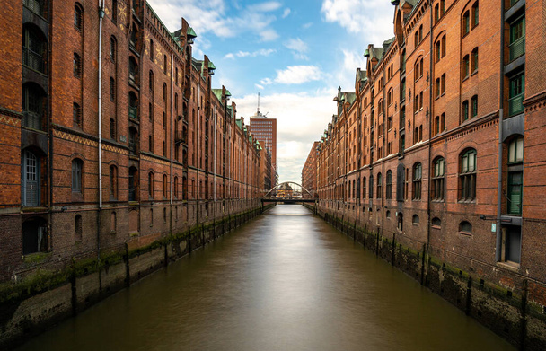 image des bâtiments du quartier des entrepôts de Hambourg rouge, hambourg, Allemagne
 - Photo, image