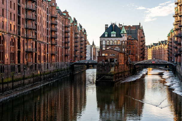 изображение красных зданий складского района Гамбурга, Гамбург, Германия
 - Фото, изображение