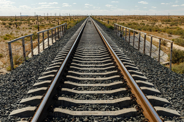 ferrocarril de vía única en la estepa de Kazajstán
 - Foto, Imagen
