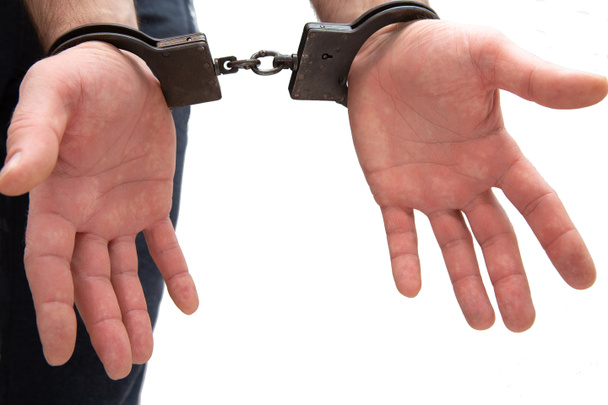 Руки в наручниках изолированы на белом фоне
 - Фото, изображение