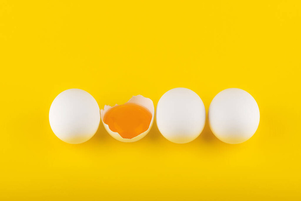 uova su sfondo giallo vista dall'alto
 - Foto, immagini