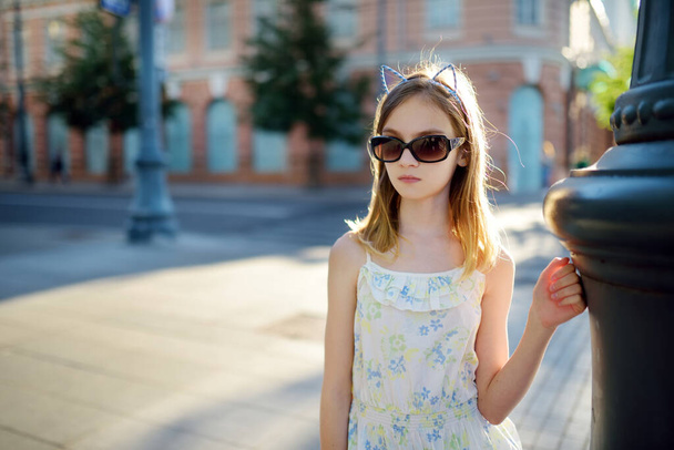 Cute young girl sightseeing on the streets of Vilnius, Lithuania on warm and sunny summer day. Family leisure with kids. - Zdjęcie, obraz