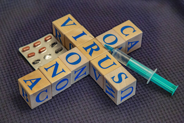 Деревянные кубики со словом Coronavirus синими буквами
 - Фото, изображение