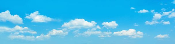 Céu nuvens banner fundo. horizonte perfeito, céu azul com nuvens
 - Foto, Imagem