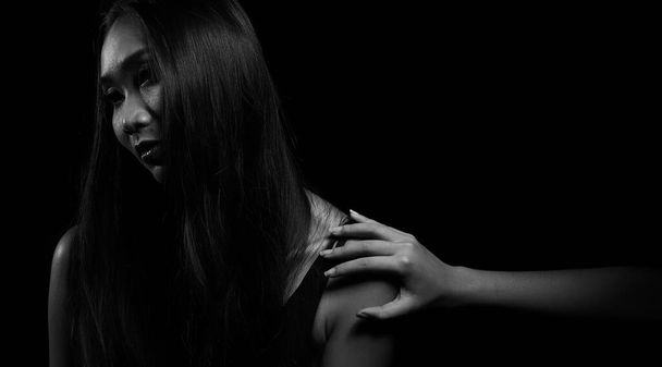 Портрет стройная азиатка женщина черные прямые волосы, абстрактный высокий низкий уровень экспозиции контрастная тень, разбитое сердце одинокая леди может плакать от влюбленности и в ожидании любви вернуться
 - Фото, изображение
