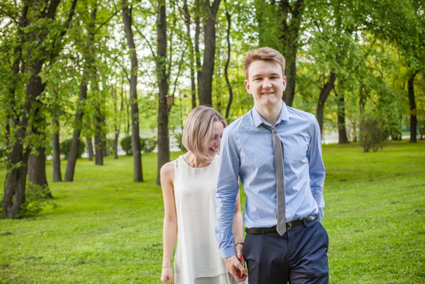 Ευτυχισμένο αγόρι και κορίτσι περπατώντας στο πάρκο - Φωτογραφία, εικόνα