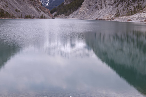 Colorido lago con bosque otoñal y reflejos en las Rocosas Canadienses. Lagos de Grassi cerca de Canmore en las Montañas Rocosas. Alberta. Canadá
 - Foto, imagen