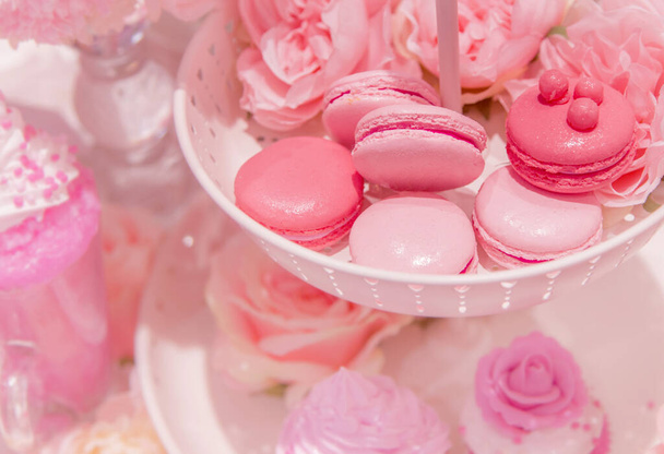 közeli rózsaszín magaroons desszert kosárban kirakat pékség bolt rózsaszín téma - Fotó, kép