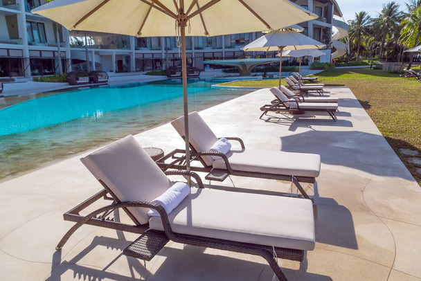 Swimmingpool Luxus tropischen Resort panoramischen. Liegestühle, Liegestühle und Sonnenschirm. - Foto, Bild