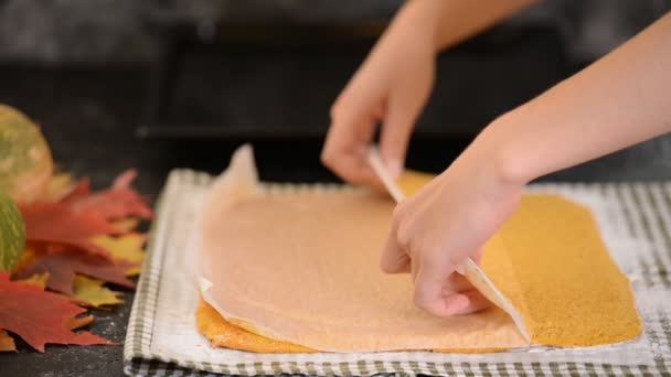Papel a prueba de grasa que se retira de las capas de pastel de esponja
. - Metraje, vídeo