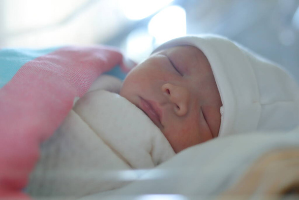 roztomilý malý novorozenec spací sladký sen v měkké přikrývce - Fotografie, Obrázek