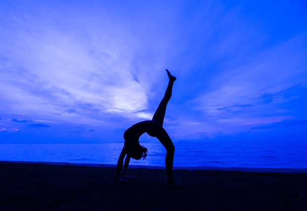 Silhouette donna con esposizione yoga
 - Foto, immagini