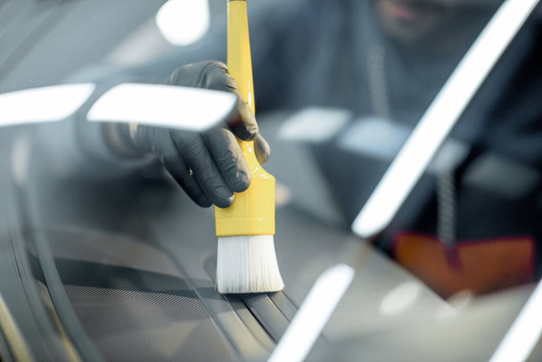 Trabajador proporciona limpieza interior del coche profesional
 - Foto, Imagen