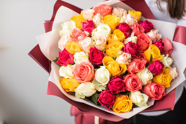 Prachtige rozen in handen. Lente, zomer, bloemen, kleur concept. Bloemen levering - Foto, afbeelding