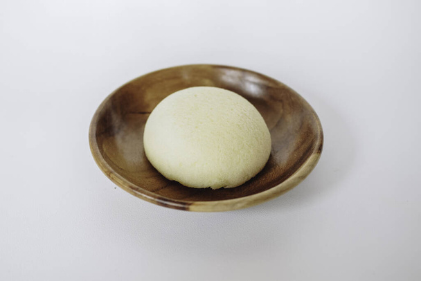 Bolo Bakpia Kukus ou bolo Bakpia cozido no vapor com sabor de queijo isolado no fundo. Indonésia-china comida tradicional de yogyakarta
. - Foto, Imagem